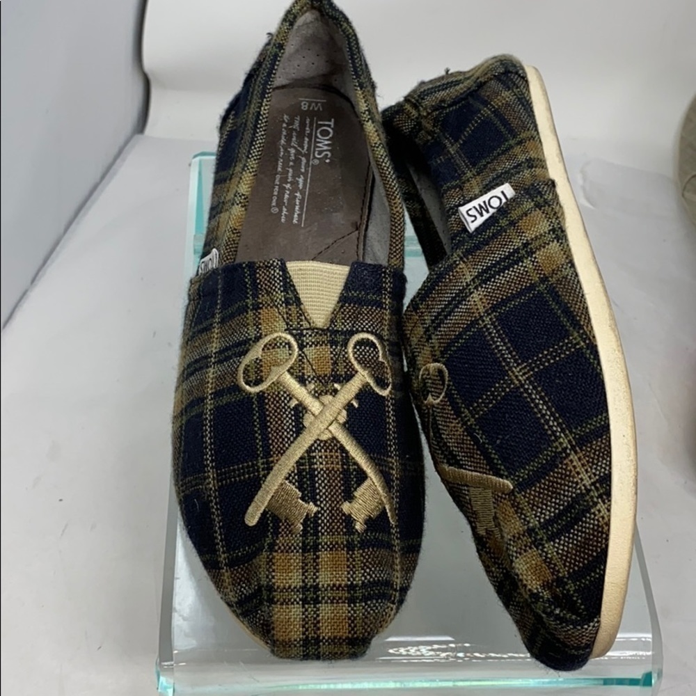 TOMS Sz 8 Embroidered Key Plaid Slip-Ons